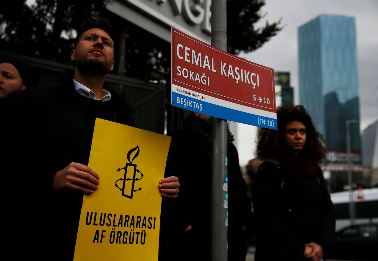 Amnistía Internacional ha hecho críticas sobre este evento. Arabia Saudita tiene historial de violaciones de derechos humanos, el asesinato del periodista Jamal Khashoggi y la guerra con Yemen. Se especula que esta pelea sea sólo para ‘mejorar su imagen con deporte’ ante su historia tan dañada ante el mundo.