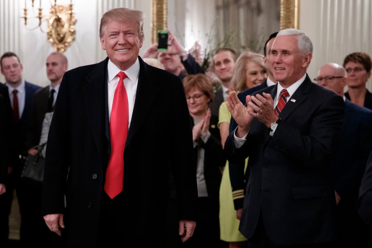 Aquí Trump al lado del vicepresidente estadounidense Mike Pence le dieron la bienvenida al campeón de la División 1 del fútbol colegial, los North Dakota State Bison en uno de los salones de la Casas Blanca.