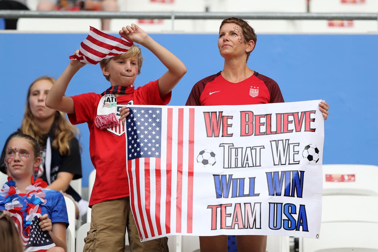 El Estadio de Lyon recibió este martes a los miles de fanáticos estadounidenses e ingleses que van a apoyar a sus equipos en la Semifinal del Mundial Femenino. La gran mayoría llegaron detrás del USWNT, que busca repetir la corona que logró en Canadá 2015.