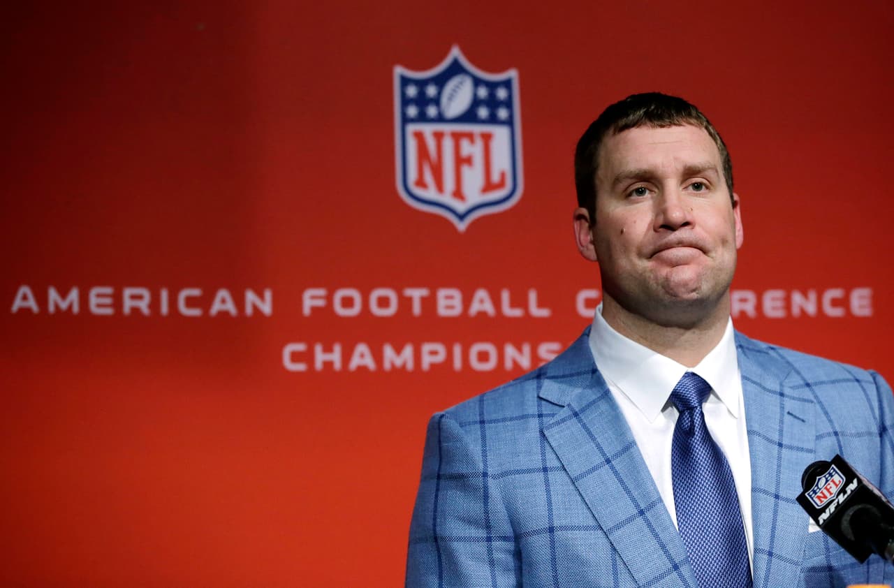 El quarterback de los Steelers, Ben Roethlisberger, habla en una conferencia de prensa tras perder el partido por la final de la AFC contra los Patriots el domingo, 22 de enero de 2017, en Foxborough, Massachusetts. (AP Photo/Steven Senne)