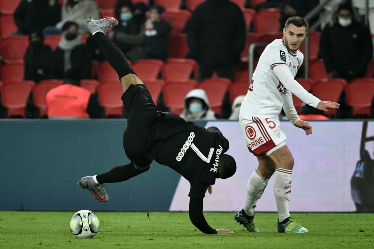 PSG no quiere complicar su liderato y de la mano de Kylian Mbappé caminan a la victoria 2-0 sobre el Stade Brestois.