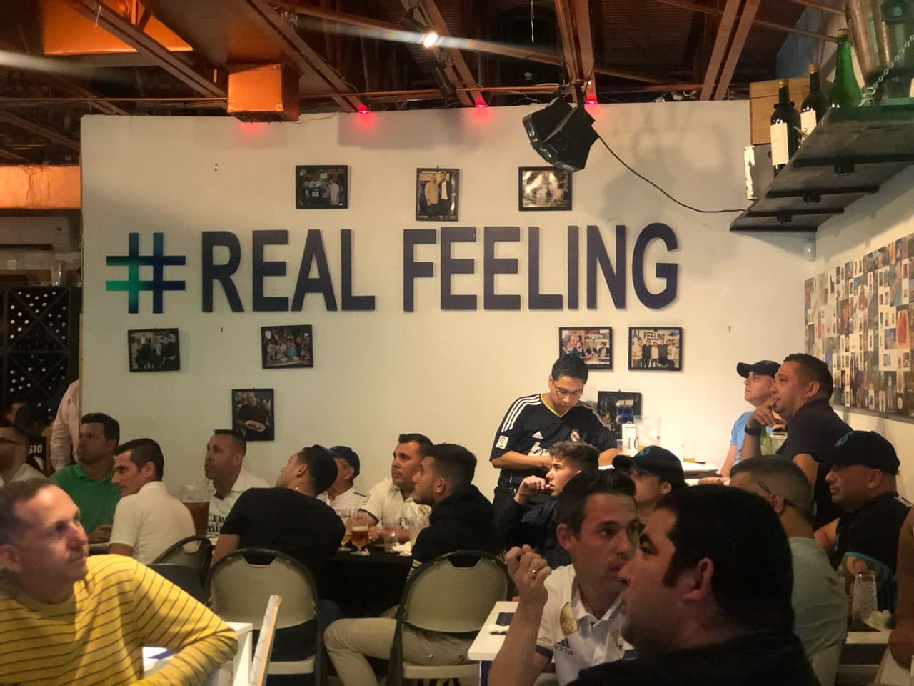 La Peña Madridista en Miami se reunió en el Café Real para vivir el partido de los octavos de final ante el Paris Saint-Germain, juego definitivo para conocer cuál de los dos equipos pasa a la siguiente ronda después del 3-1 a favor en el Santiago Bernabéu.