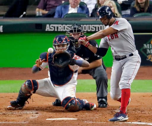 En la alta del tercer rollo Xander Bogaerts dio doblete al izquierdo empujando a Andrew Benintendi para ampliar la ventaja a 3-1, aunque Houston anotó en la conclusión de la tercera y empató 3-3.