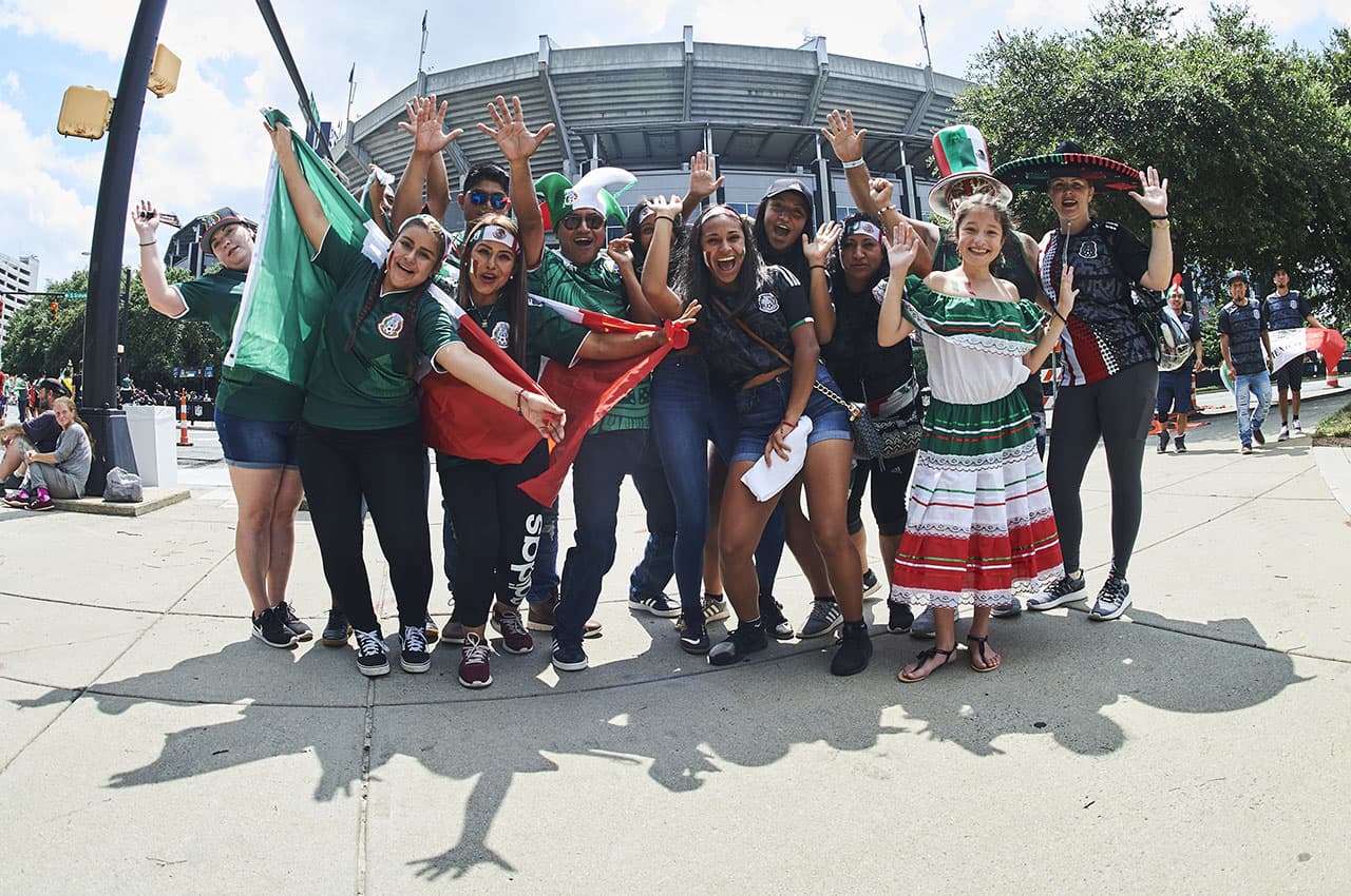En las afueras del Bank of America Stadium los fanáticos mexicanos se alistan para el juego del Tri contra Martinica por el Grupo A de la Copa Oro.