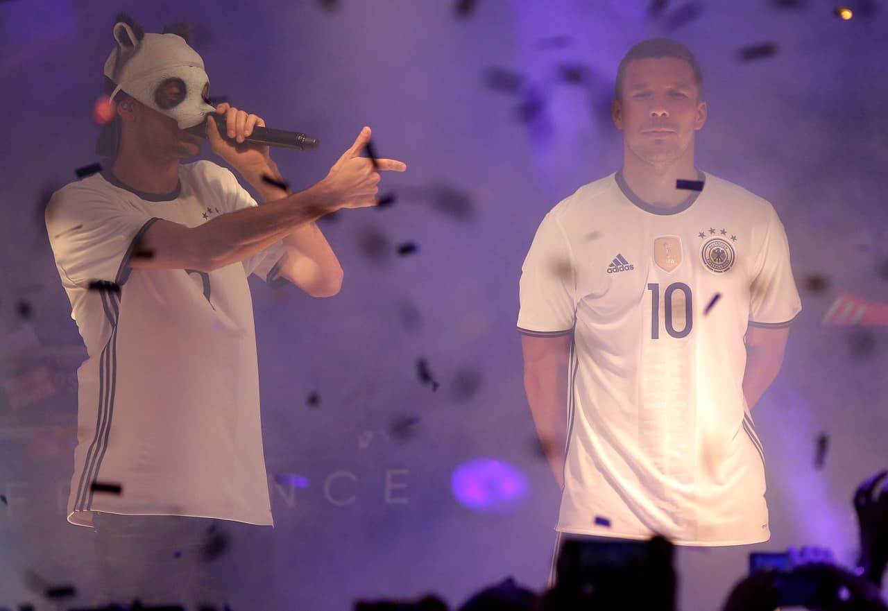 <b>El Mundial le trajo suerte</b>
<br>Un año después de haber ganado la Copa del Mundo, el atacante zurdo participó en el famoso
<b> </b>concurso
<b> </b>"¿Quién quiere ser millonario?".