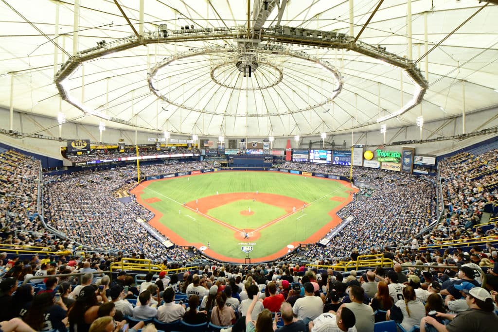 Los Tampa Bay Rays están explorando la posibilidad de usar luces azules para teñir el techo del Tropicana Field a la espera de darle una apariencia diferente al recinto techado y ayudar a los jugadores a seguir de mejor manera los batazos elevados.