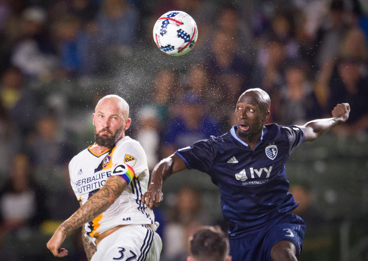 Ike Opara -una vez más- entra en el Equipo de la Semana. Esta vez lo hace tras el triunfo por 2-1 de Sporting Kansas City ante LA Galaxy. (USA Today Images)