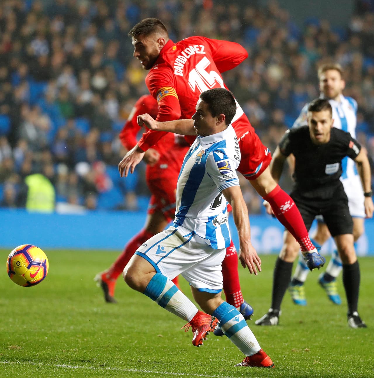 Pero la Real Sociedad tenía una espina clavada y sacaron el orgullo para quedar bien parados ante sus aficionados, estaban asediando al Espanyol.