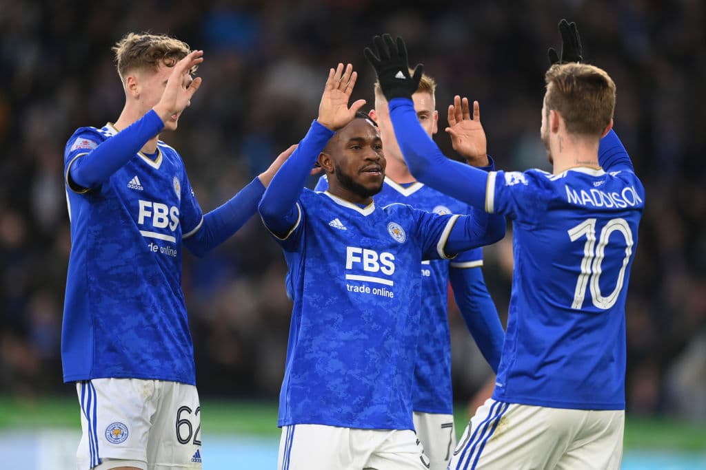 Chelsea golea fácilmente 5-1 al Chestefield, Everton consigue su pase en lso tiempos extras tras vencer 2-3 al Hull City, Leicester pasa por encima 4-1 sobre el Watford y el Newcastle da la sorpresa al caer eliminado 0-1 en su duelo frente al Cambridge United.