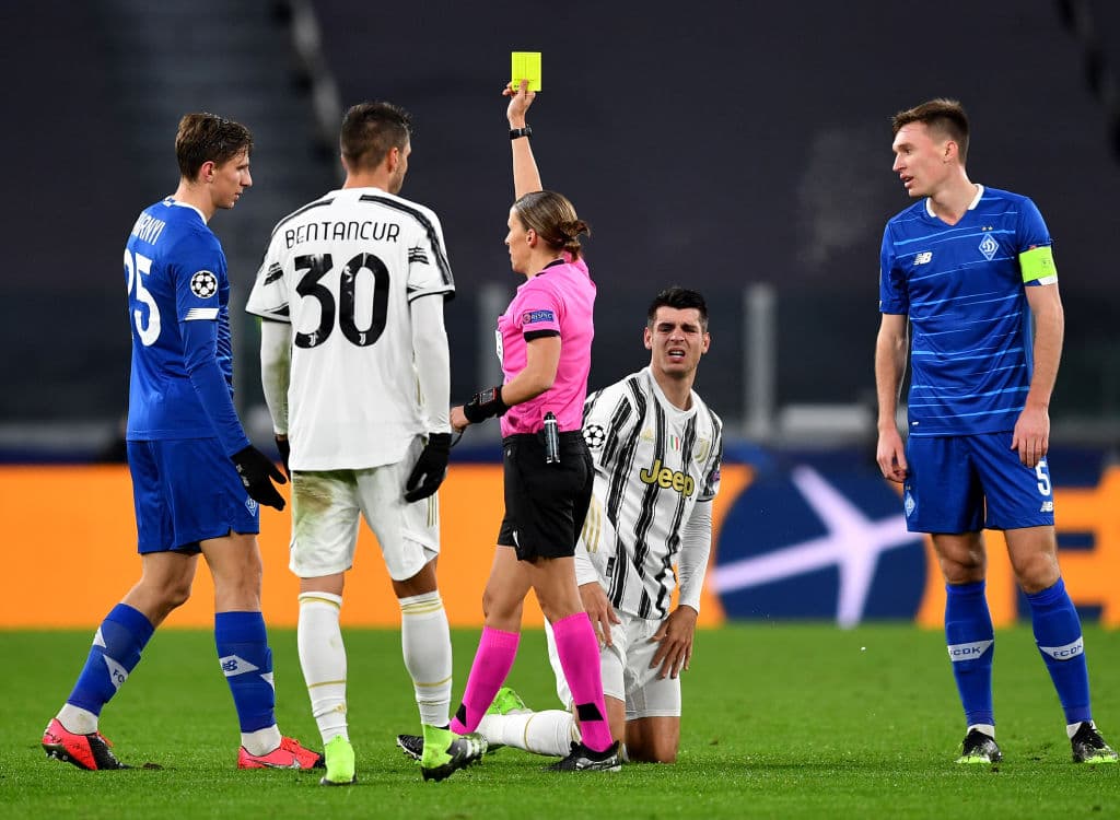 La Juventus golea al Dinamo de Kiev 3-0. Con goles de Federico Chiesa, Cristiano Ronaldo y Álvaro Morata. La árbitro Stéphanie Frappart se convierte en la primera mujer en pitar un partido de la Champions League.