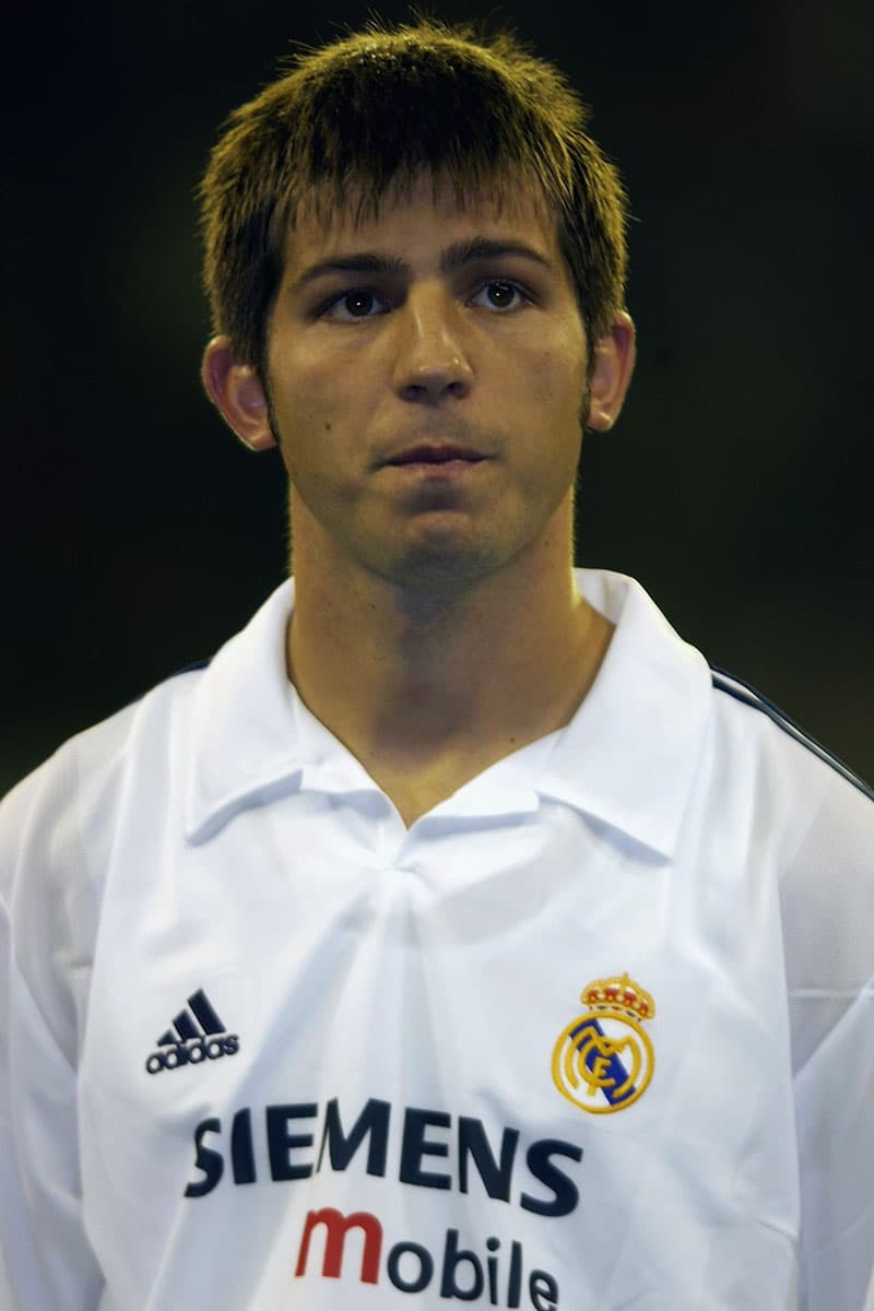 <b>Albert Celades: </b>El mediocampista formado en las divisiones menores del Barcelona entre 1995 y 1999, llegando a jugar con el primer equipo, pasó al Real Madrid entre 2000 y 2003 aunque antes estuvo en el Celta.