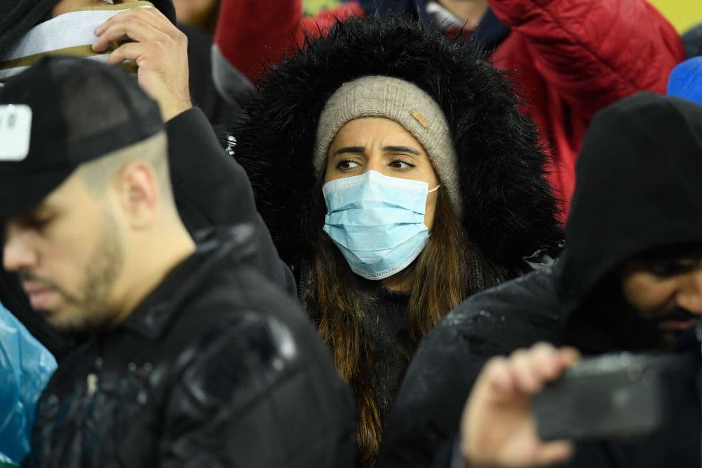 Una aficionada con cubrebocas y gorro está lista para El Clásico.