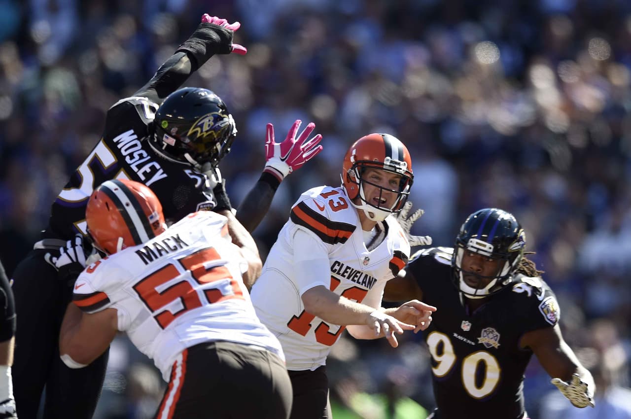 Logró un rating de pasador de 111.3 y es el primer jugador en la historia de la Liga con al menos 450 yardas, dos pases de anotación y uno corriendo, sin intercepciones en el juego.