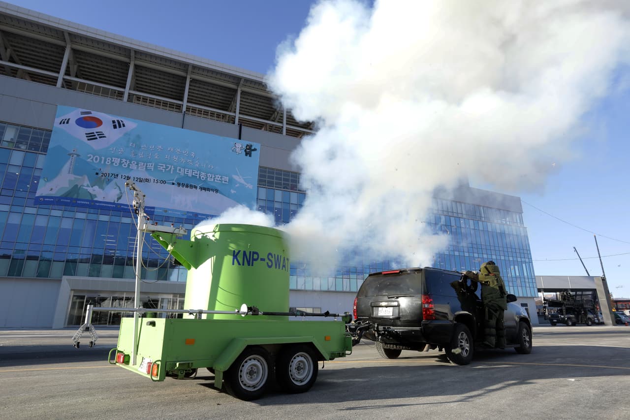 Los expertos en diferentes tipos de químicos también estuvieron presentes en el entrenamiento al aire libre.