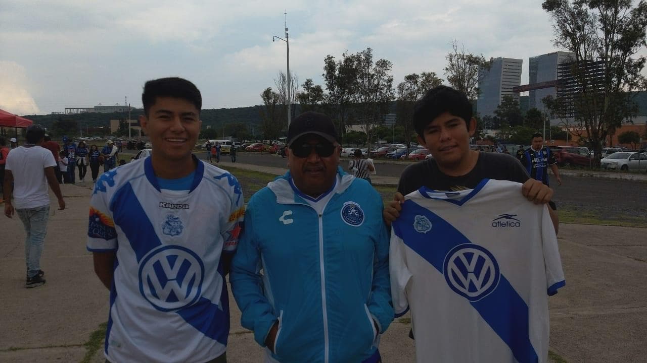 Los aficionados poblanos se dieron cita en el Estadio Corregidora desde horas antes del encuentro.