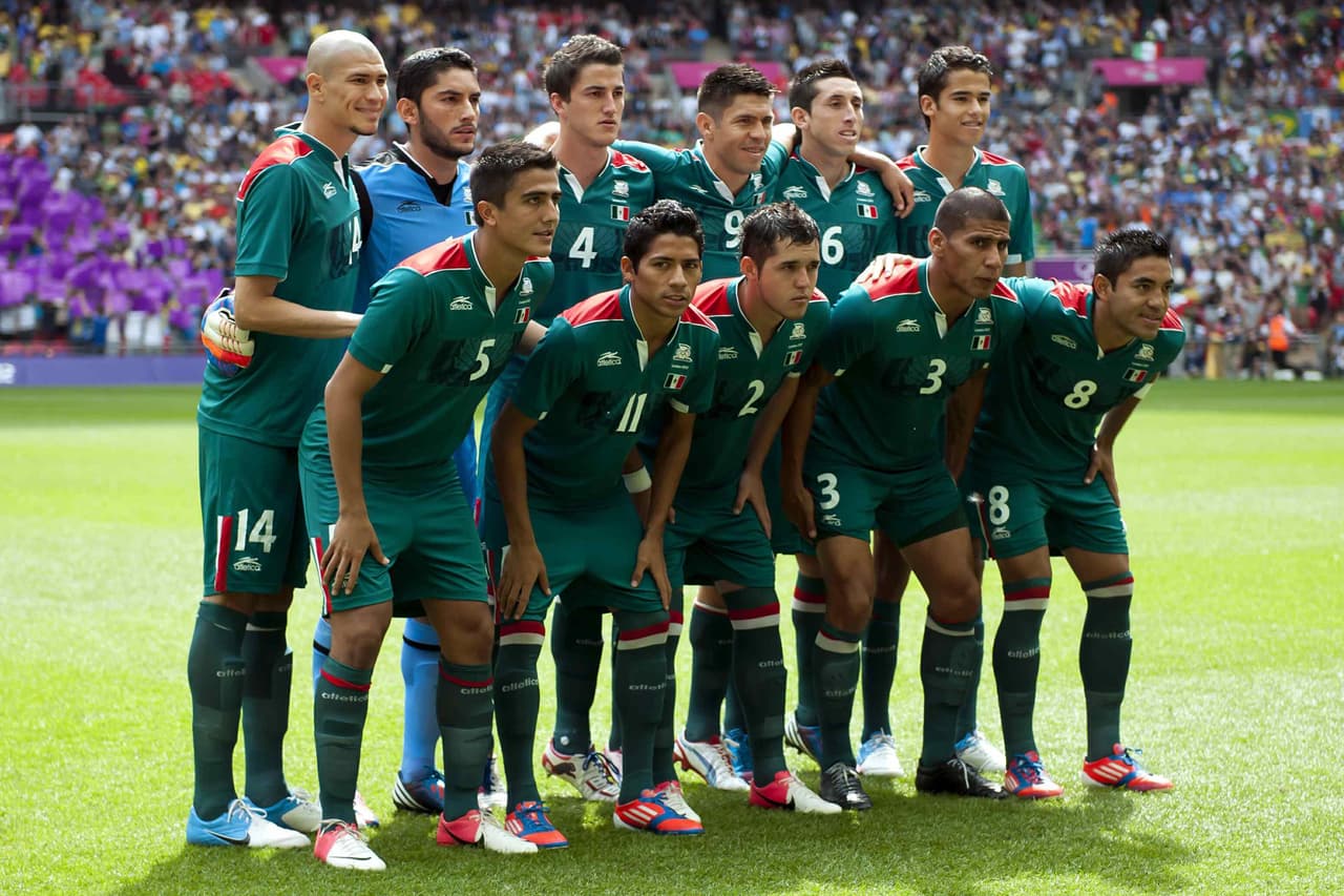 Jesús Corona; Israel Jiménez, Carlos Salcido, Hiram Mier, Darvin Chávez; Diego Reyes, Jorge Enríquez, Héctor Herrera; Marco Fabián, Javier Aquino y Oribe Peralta, fueron los elegidos por Luis Fernando Tena para salir de inicio.