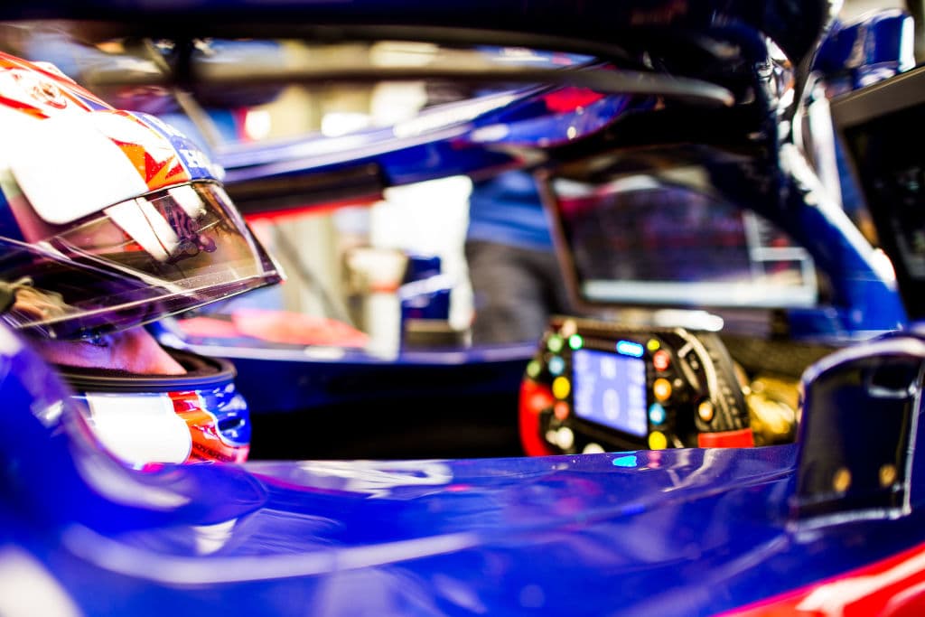 El piloto francés Pierre Gasly ya a bordo de su Toro Rosso revisando la telemetría para la puesta a punto antes de salir a pista.