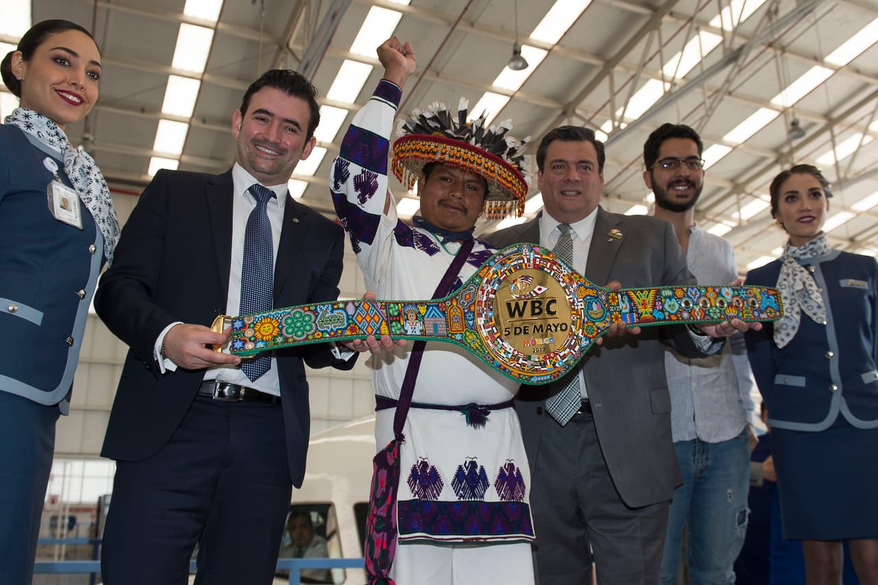 El artista Luis de la Cruz López, encargado de la pieza, dedicó unas 300 horas de trabajo para poner unas 40.000 chaquiras mediante la técnica de pintado, pegado de los cristales uno por uno y tejido, previo boceto en papel milimétrico