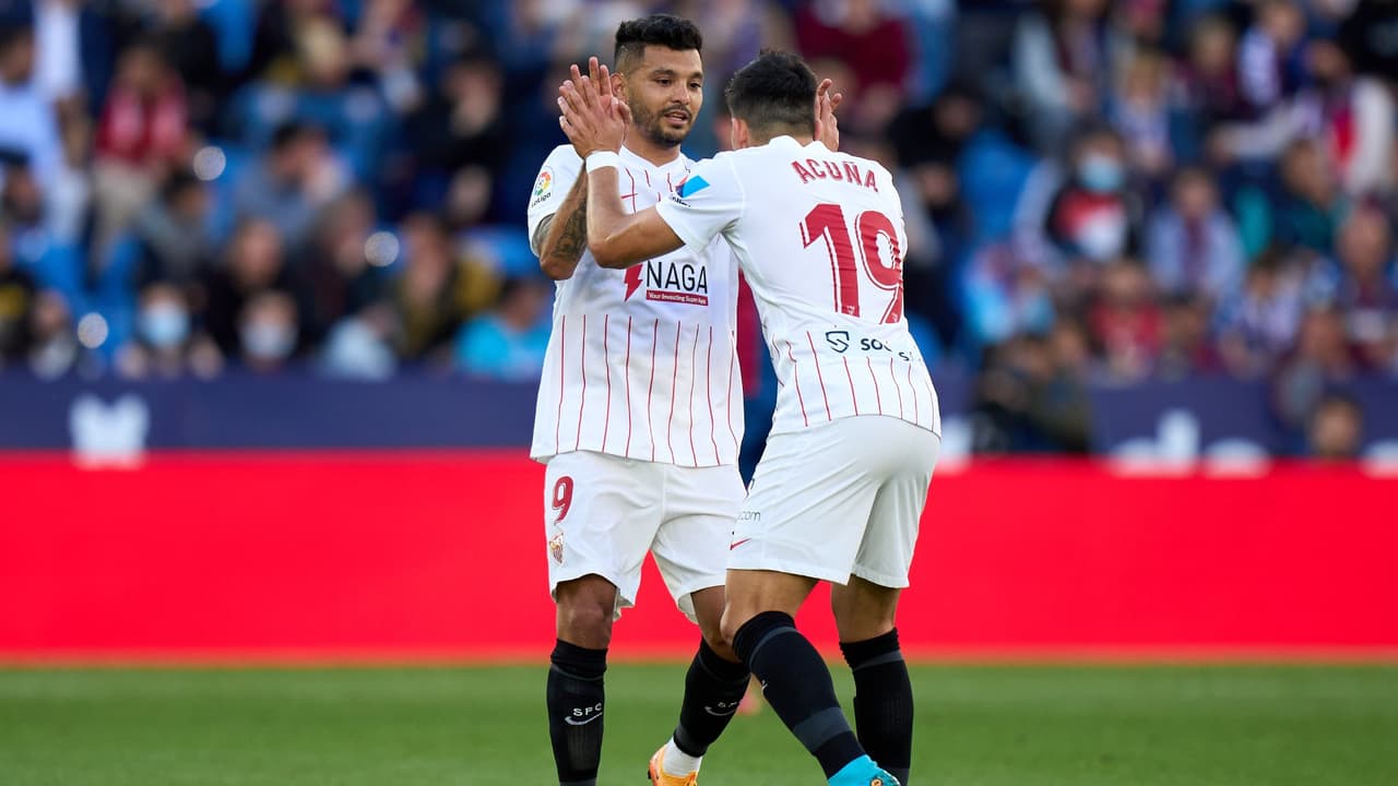 'Tecatito' Corona hizo doblete con el Sevilla ante el Levante.