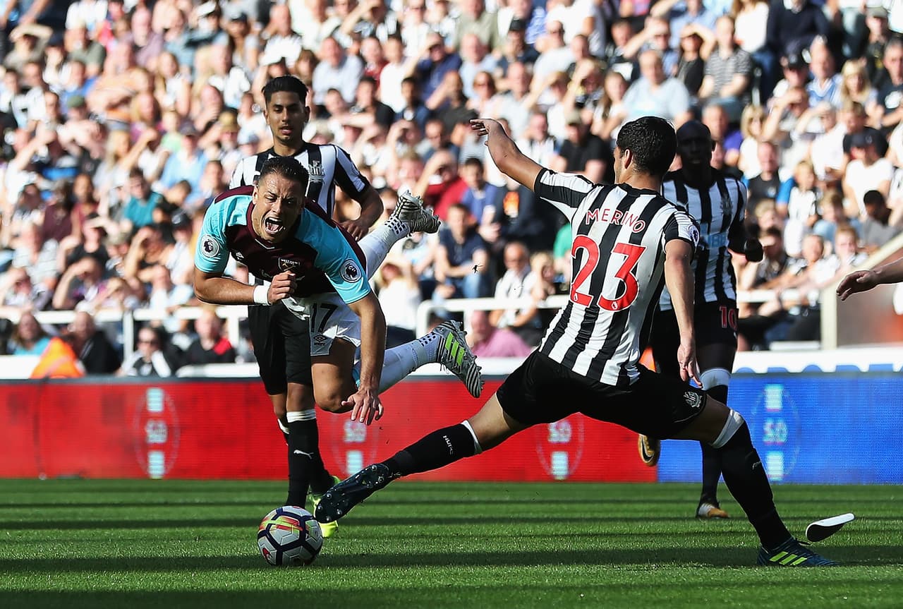 'Chicharito' no solo no pudo anotar en este partido sino que fue amonestado al minuto 17 del primer tiempo.