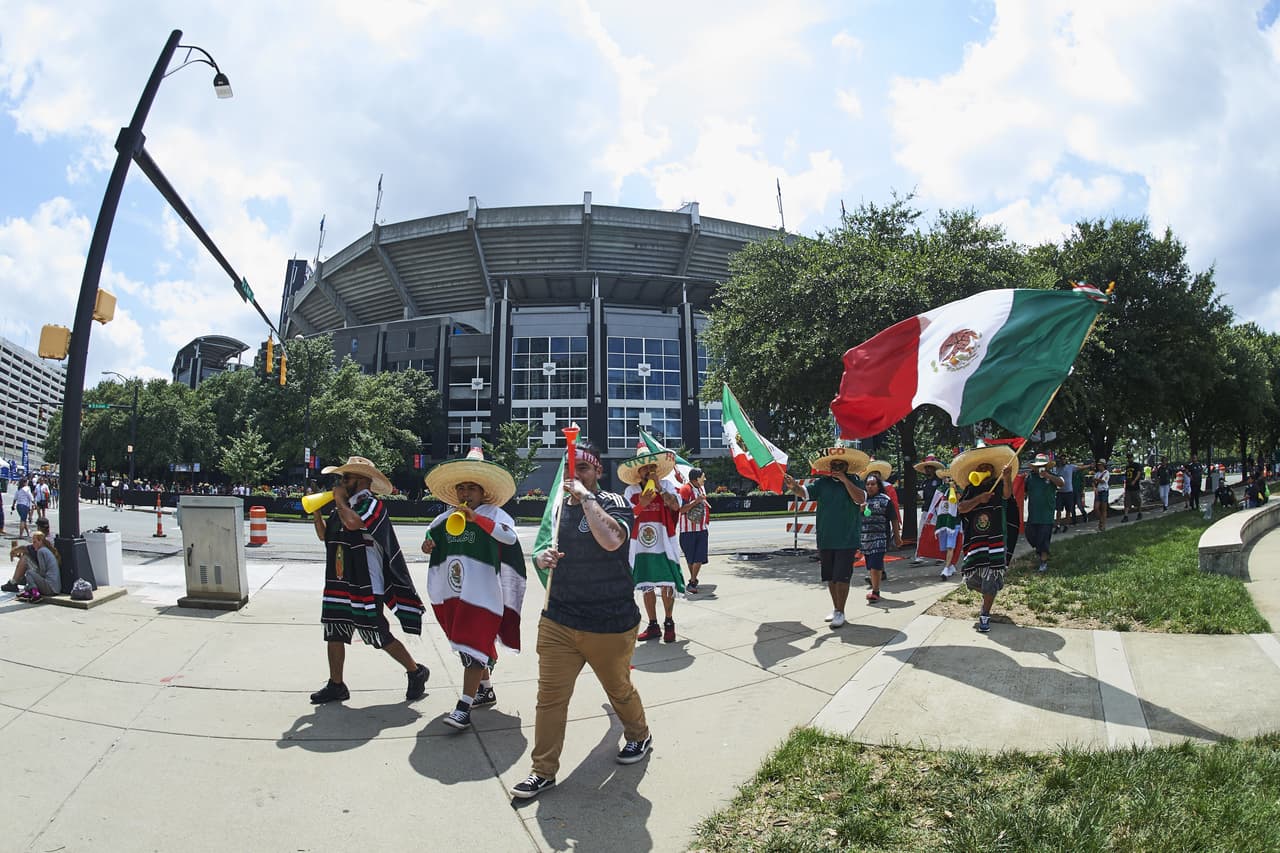 En las afueras del Bank of America Stadium los fanáticos mexicanos se alistan para el juego del Tri contra Martinica por el Grupo A de la Copa Oro.