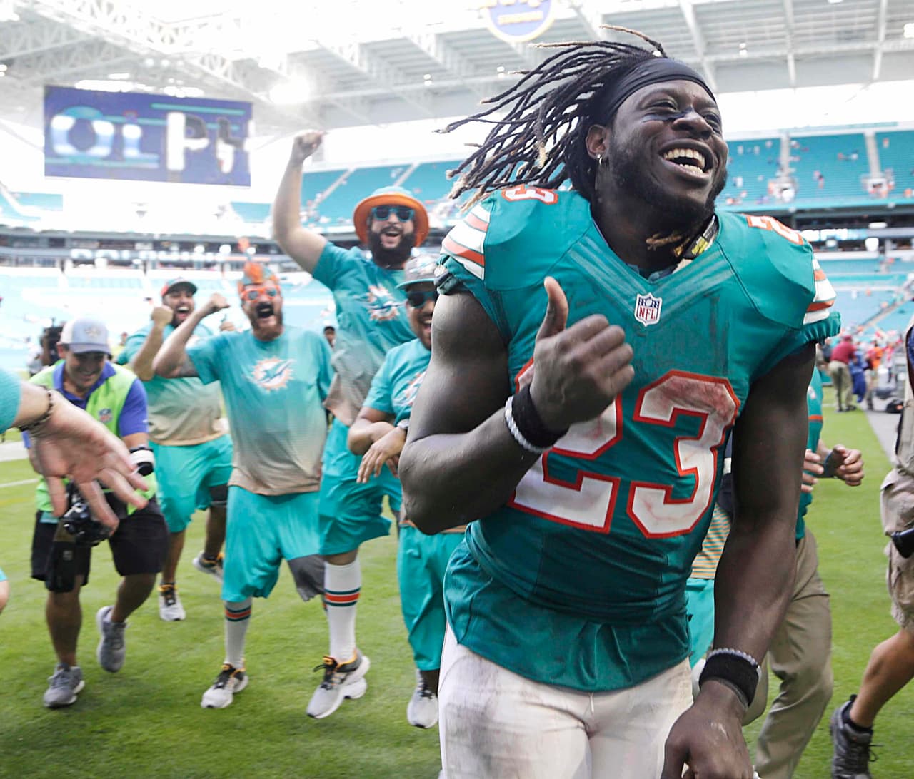 El corredor Jay Ajayi feliz del resultado ante los Bills.