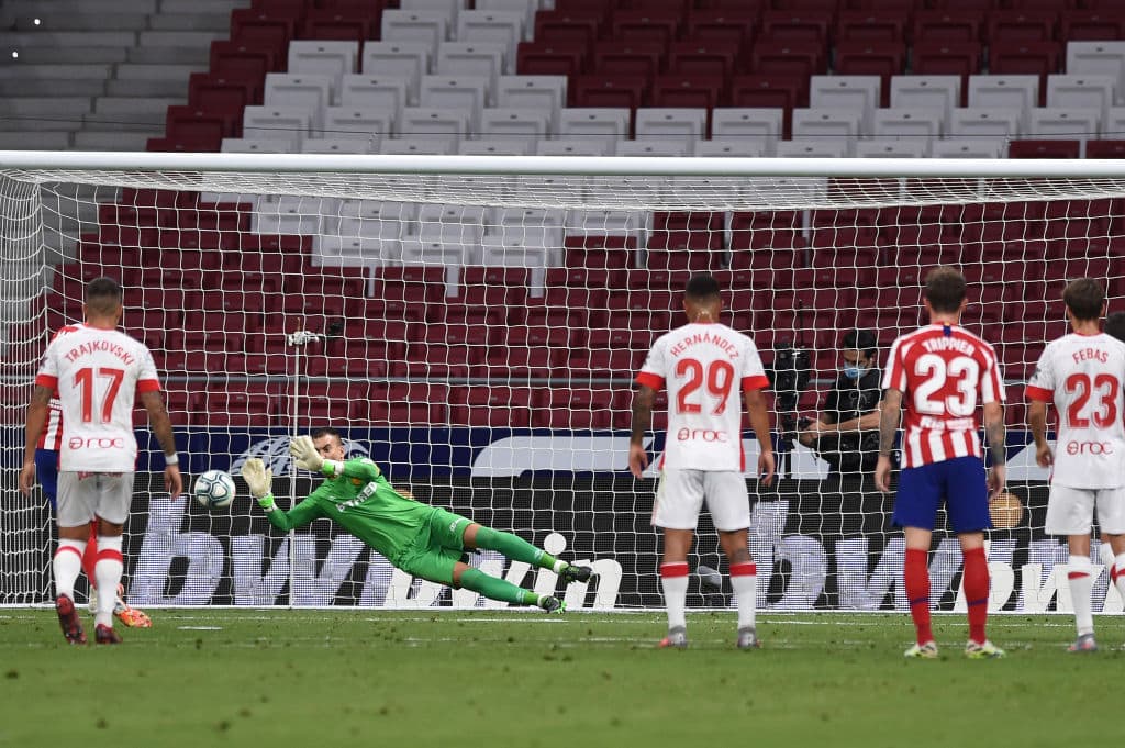 Al 25’ el árbitro decretó penalti por falta de Sedlar sobre Morata. Reina atajó el pobre y escurrido tiro del atacante colchonero. El partido se mantenía sin ventaja para nadie.