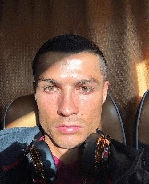 El 26 de junio de 2017 compartió esta imagen preguntándose por qué en esta foto los ojos se le veían verdes.