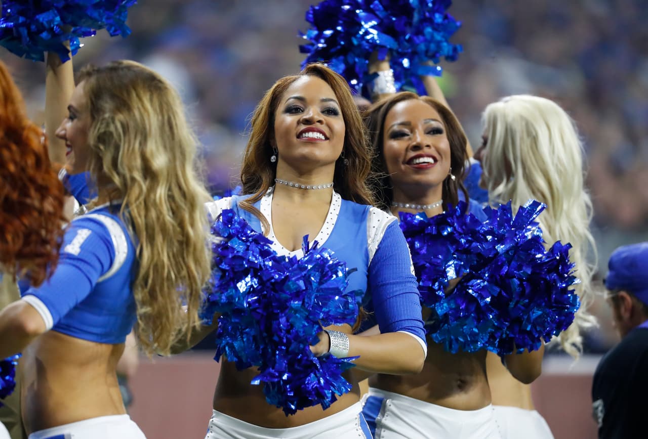 Las lindas animadoras de los Leones no dejaron de bailar y apoyar durante el espectáculo de medio tiempo.