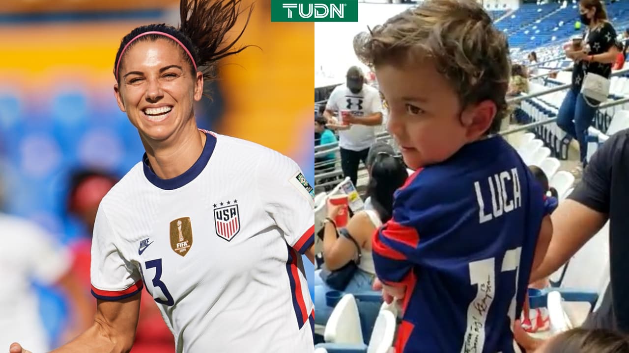 Alex Morgan le regala su playera a su fan más pequeño en Monterrey
