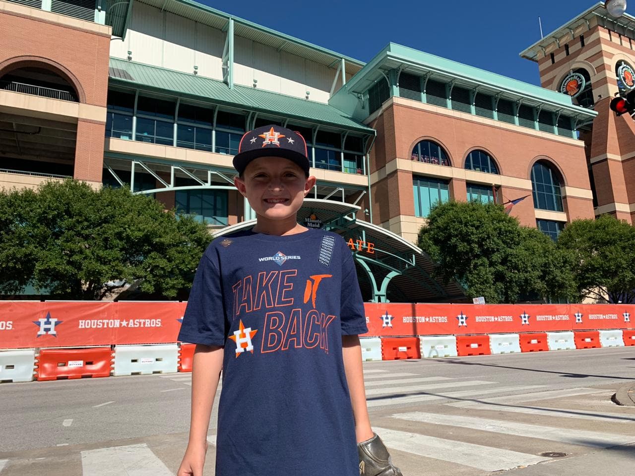 Ya se vive el color de la Serie Mundial en Houston, donde la gente convive desde temprano previo al primer juego entre Astros y Nationals.