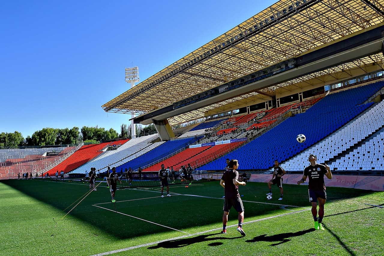 Al fondo se aprecian las gradas del estadio en el que este martes jugarán mexicanos y argentinos, el Malvinas Argentinas, con un aforo para más de 40 mil espectadores, edificado en 1978.