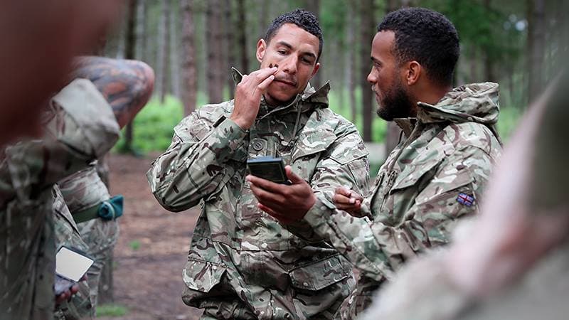 La preparación antes de saltar al campo ya no constó en alistar la indumentaria futbolera, sino mimetizarse el rostro y los brazos con el ambiente que los rodeaba.