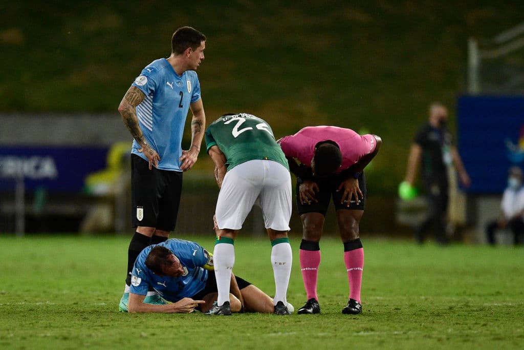 El autogol del portero Carlos Lampe (40') y el gol de Edinson Cavani (79') le dan la victoria a Uruguay 0-2 sobre Bolivia y los 'Charrúas' se adueñan de la tercer plaza del grupo A.