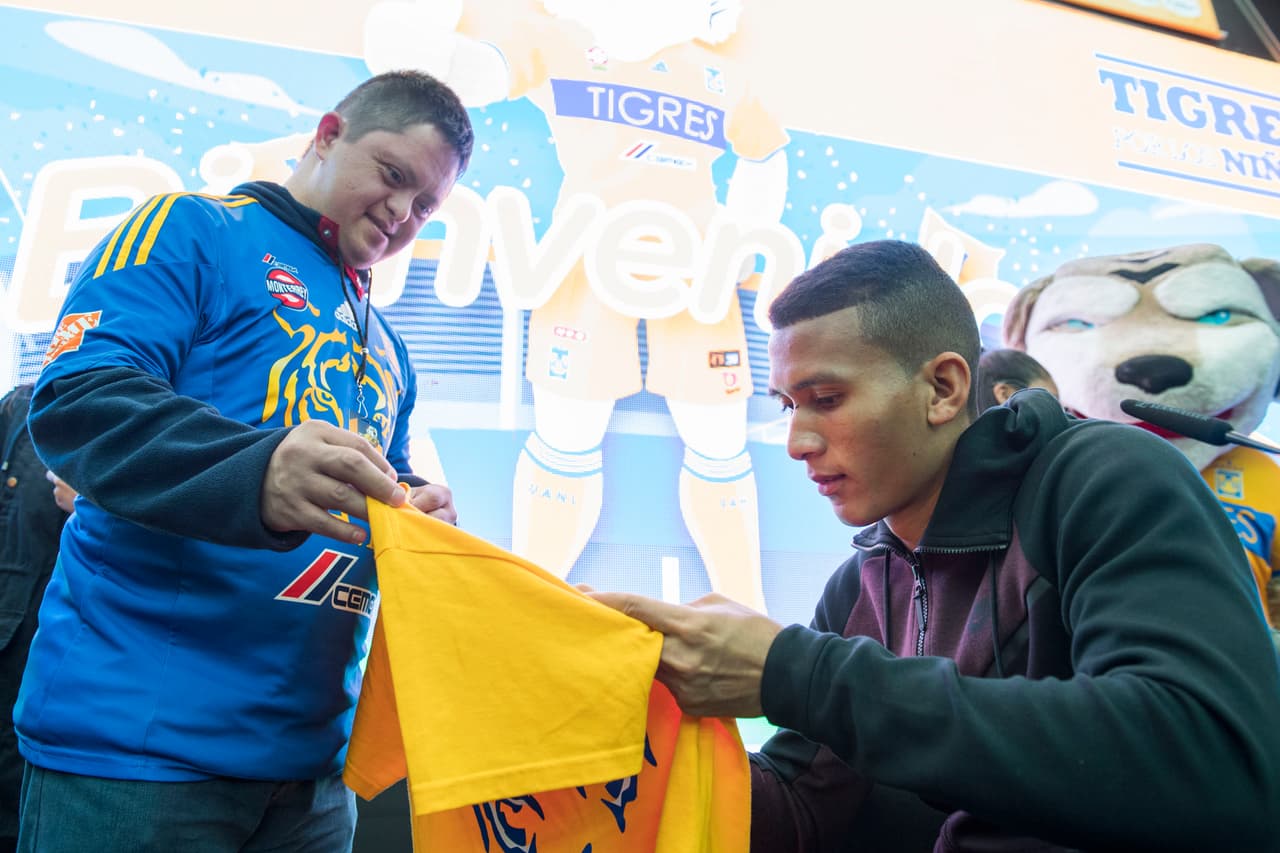 El francés Andre-Pierre Gignac y el colombiano Francisco Meza, ambos lesionados, compartieron con fanáticos de Tigres UANL en Nuevo León, previo al partido del equipo contra Chivas de Guadalajara.