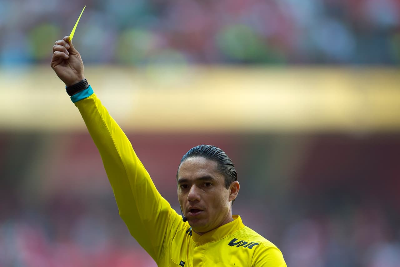 Óscar Macías mostró 4 tarjetas amarillas durante el encuentro y la jugada del gol de Chivas fue la decisión más complicada que enfrentó durante el partido.
