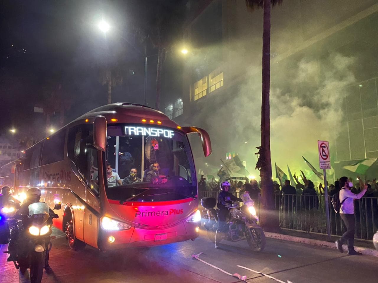 Los equipos llegan al estadio y son recibidos por miles de aficionados de la fiera, que quieren ver a su equipo levantar la novena copa de Liga MX.