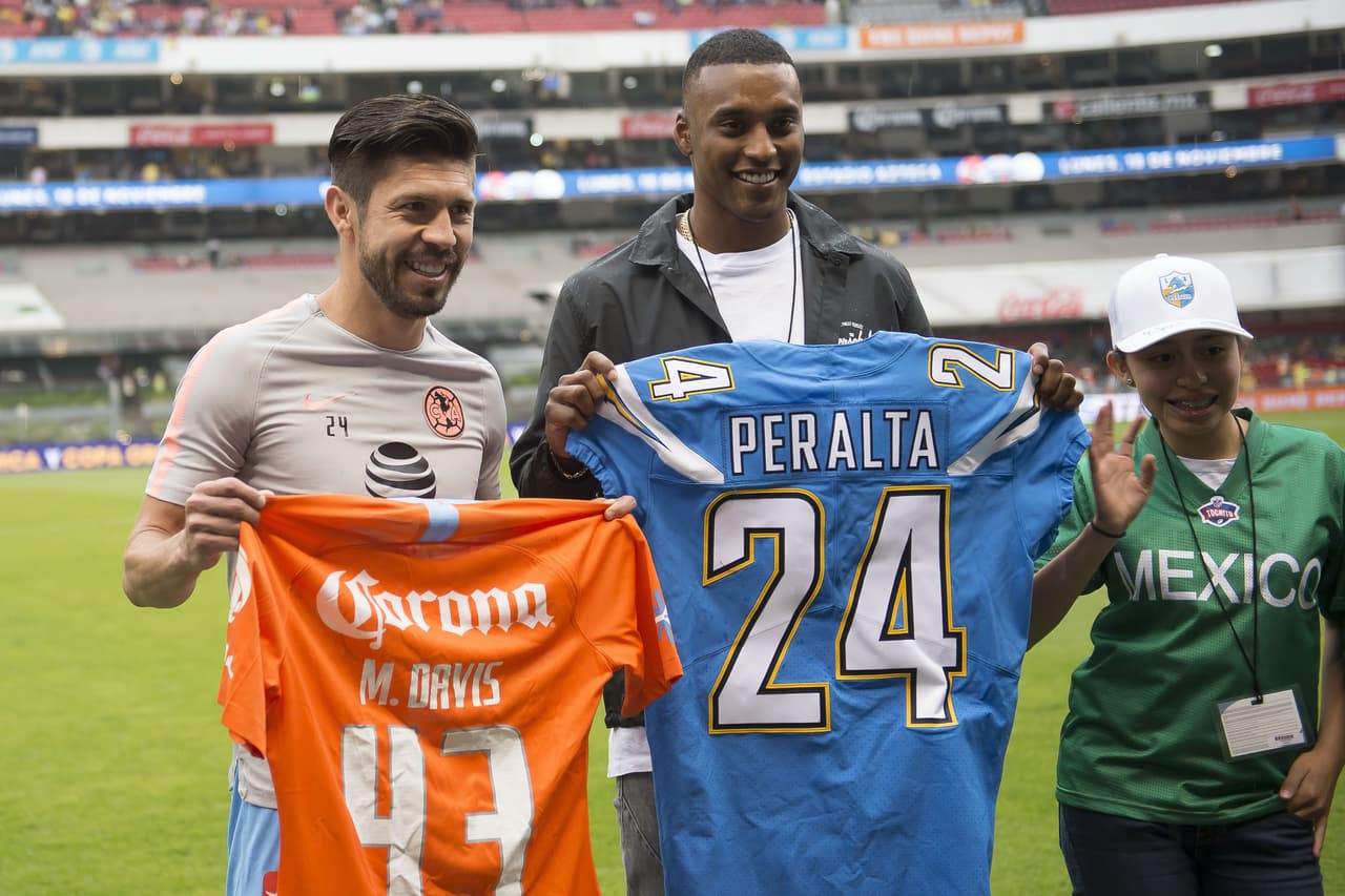 Michael Davis, cornerback de Los Angeles Chargers, confesó su gusto por América en su visita al estadio Azteca para promocionar el juego de NFL de su equipo contra los Kansas City Chiefs el 18 de noviembre en ese escenario.