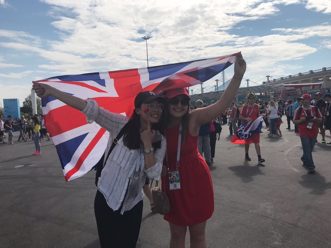 Fanáticas inglesas ponen su colorido y alegría en la definición del tercer lugar del Mundial de Rusia 2018 entre Bélgica e Inglaterra en San Petersburgo.