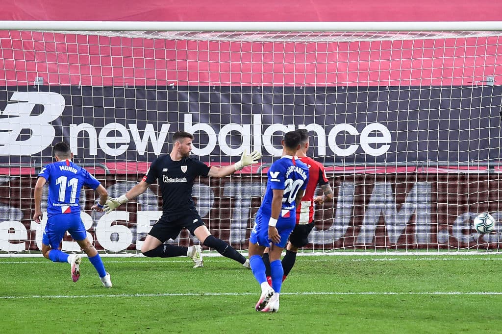 Ever Banega vuelve a aparecer y con un hermoso centro, deja a Munir El Haddadi de frente al arco y de primer toque marca y firma la voltereta del Sevilla.
