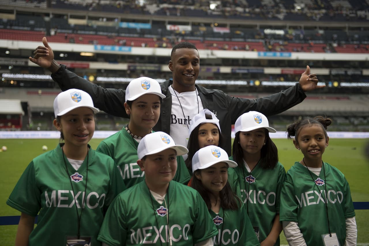 Michael Davis, cornerback de Los Angeles Chargers, confesó su gusto por América en su visita al estadio Azteca para promocionar el juego de NFL de su equipo contra los Kansas City Chiefs el 18 de noviembre en ese escenario.