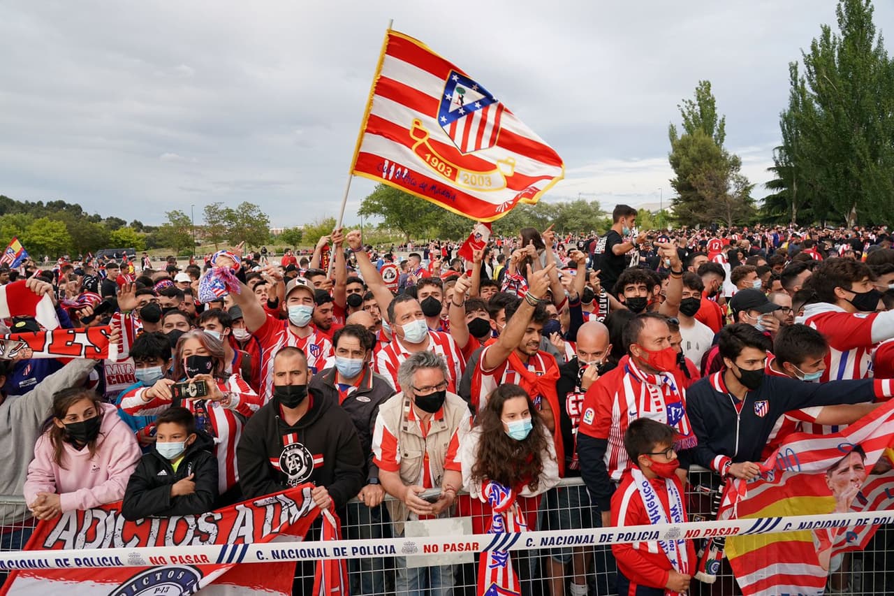 Centenares de aficionados del Atlético de Madrid se reunieron en la fuente de Neptuno para celeberar el título liguero conseguido por el club.