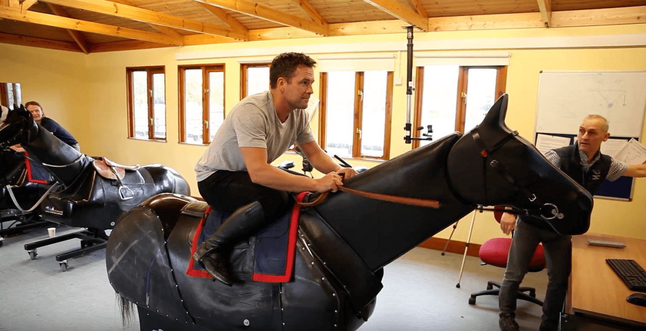 Michael Owen se cayó dos veces tratando de ser jockey