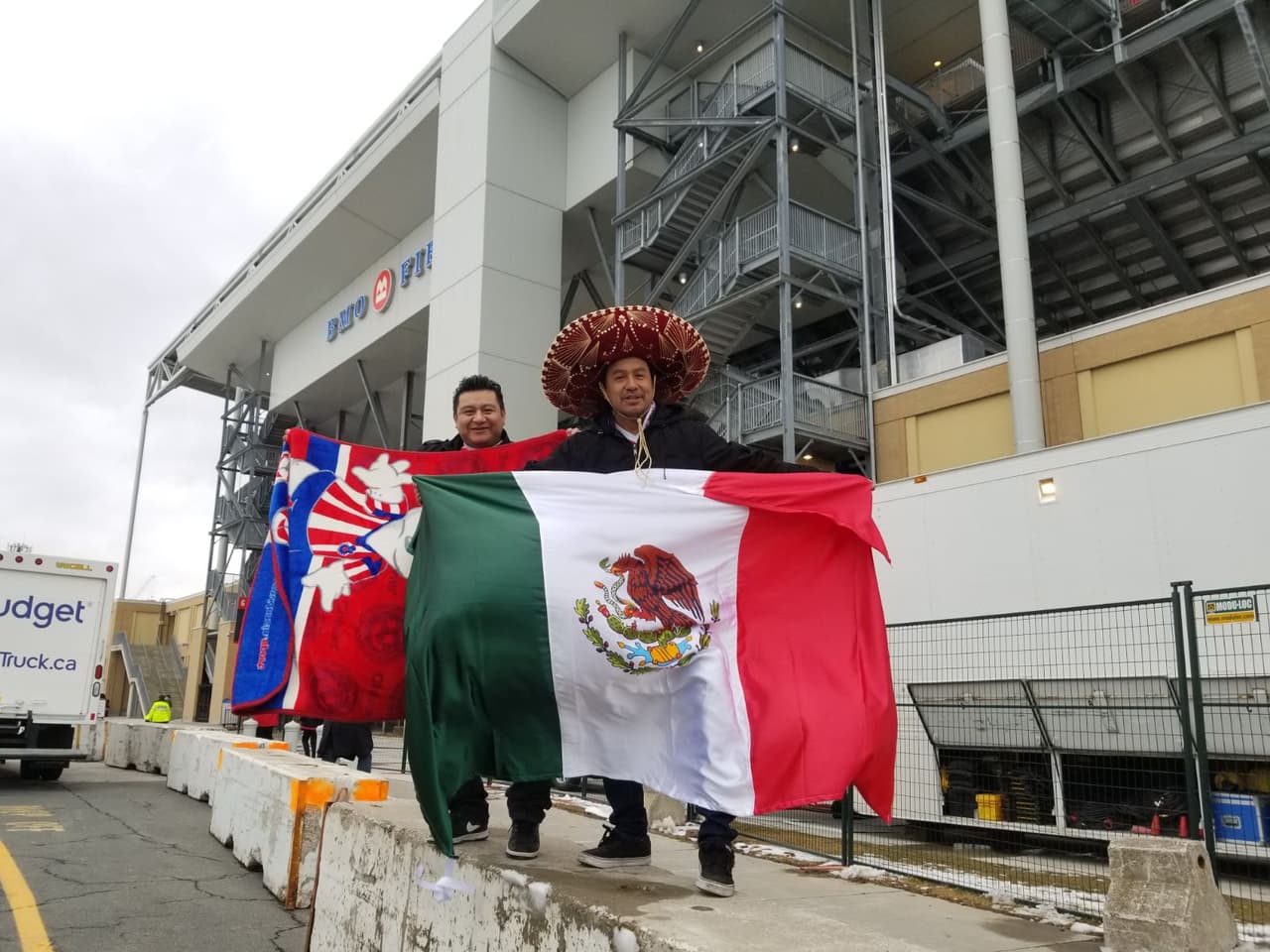 Los fanáticos de Toronto FC y de Chivas de Guadalajara tuvieron su propio duelo de protagonismo en las afueras del estadio y arrancaron el choque pacífico en la final de Liga de Campeones de Concacaf.