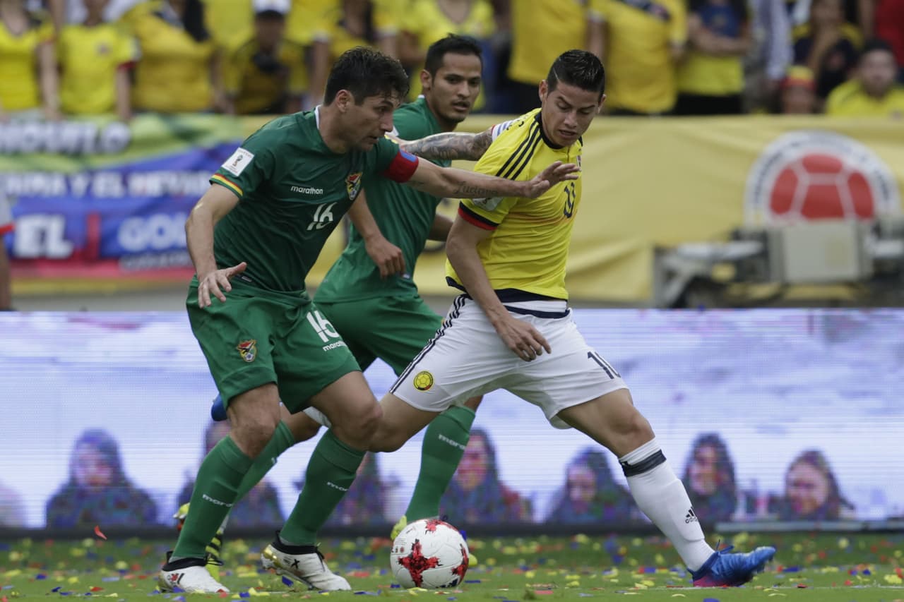 James (Colombia) ante la marca de Juan Pablo Aponte (Bolivia) en el medio campo.