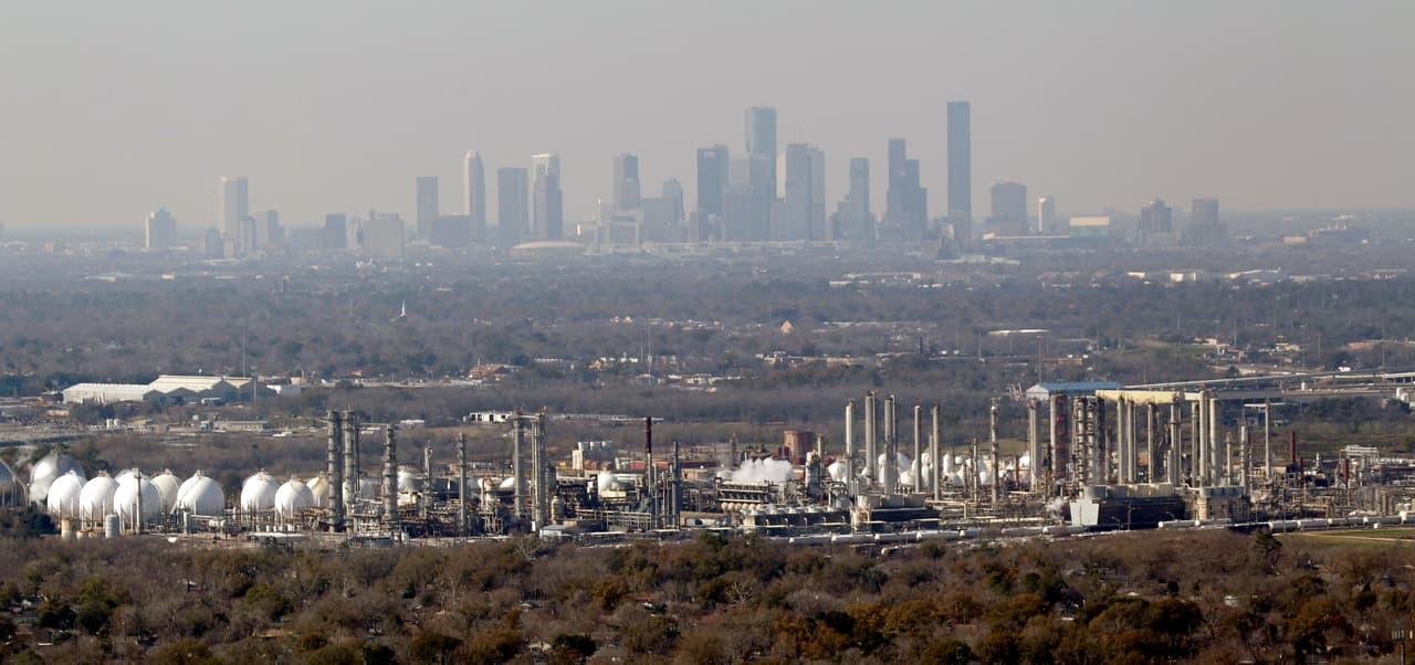 La economía de Houston tiene una amplia base en la industria de la energía, manufacturación, aeronáutica, transporte y salud. Pero por encima de todo la explotación petrolífera.