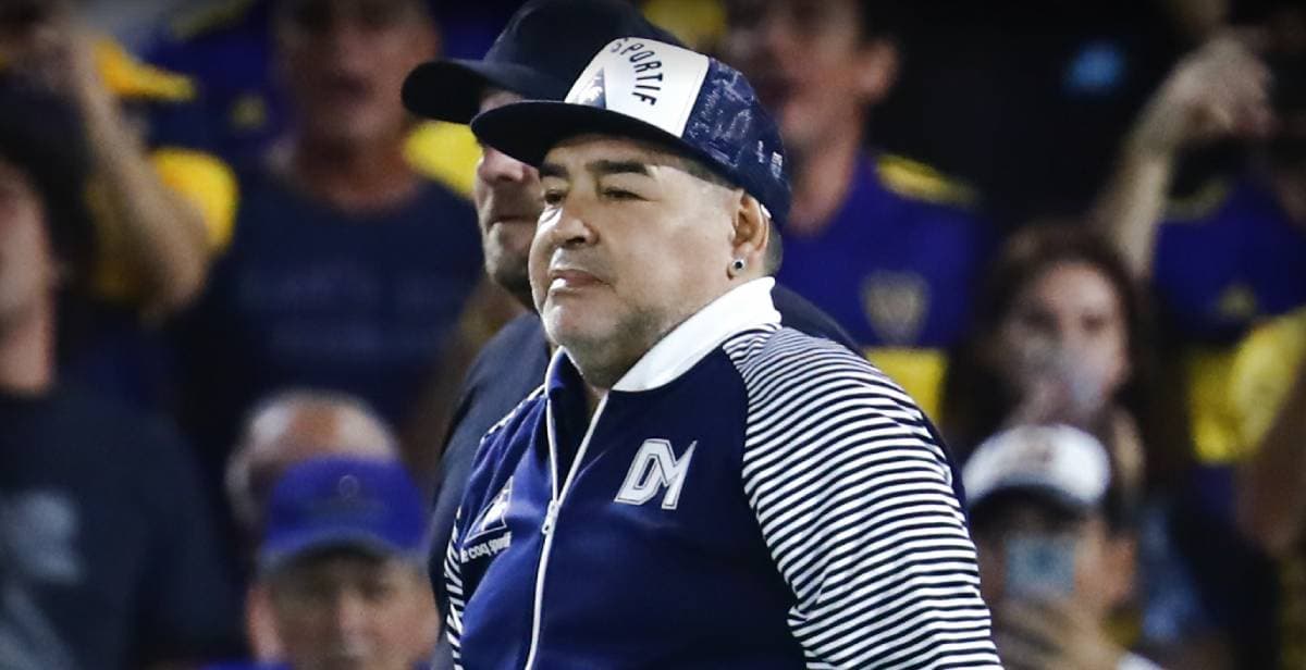 Maradona mejora y su médico descarta darlo de alta el lunes
