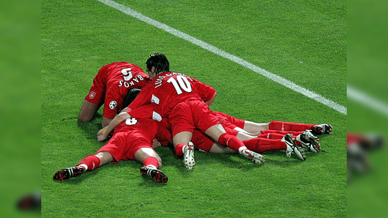 <b>Pasaron 54 minutos para la respuesta</b>
<br>- Quedaban 36 minutos de partido, el Milan había sido contundente; sin embargo, apareció justamente Steven Gerrard con su gol para descontar en el marcadoor.
<br>- La afición del Liverpool todavía estaba lejos de creer en el milagro, pero sin duda, fue motivante.