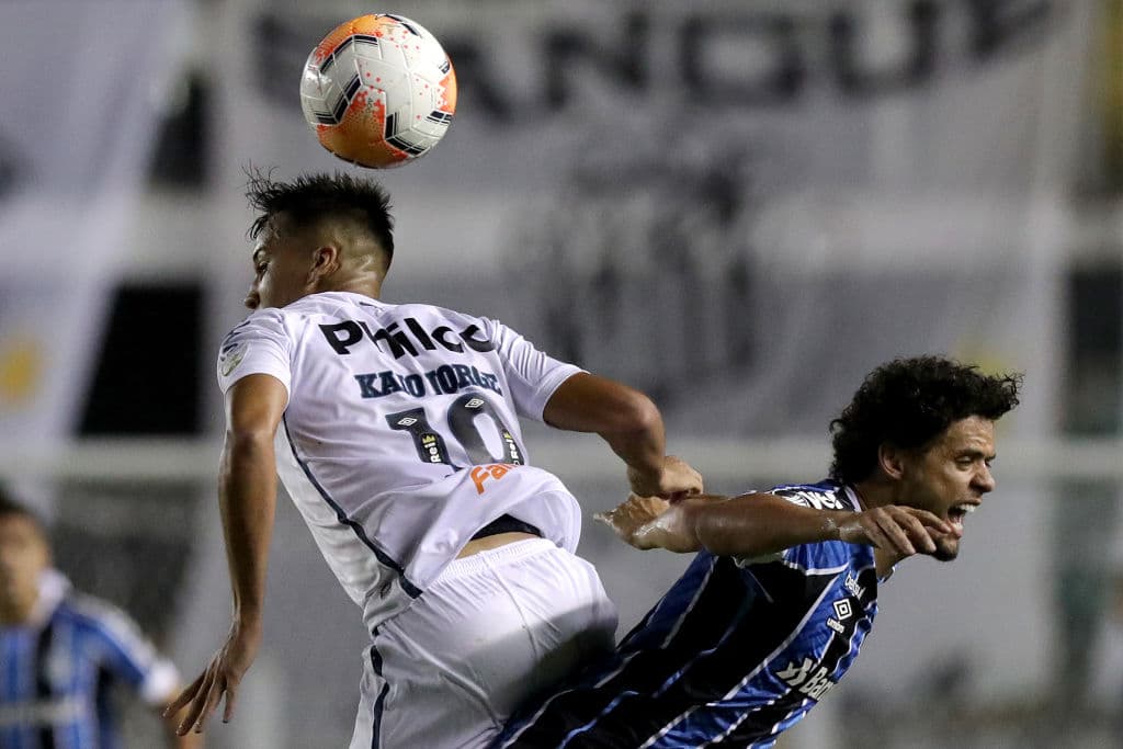 Santos sabe como jugar de local y hace que Gremio se arrepienta de haber pisado su cancha al vencerlos 4-1 y conseguir su lugar en las semifininales del torneo.