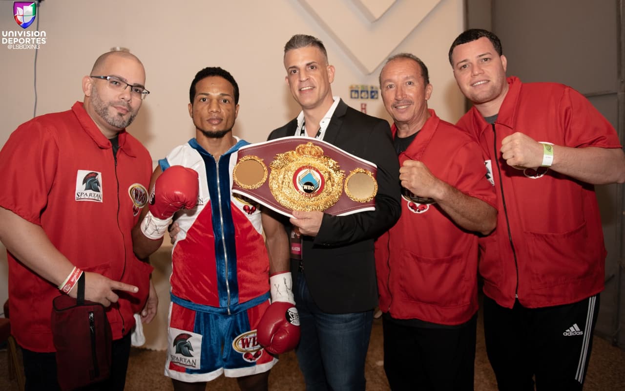 En otra pelea de título, Yenifel Vicente (34-3-2, 26KOs) de Miami, Florida pero representando a República Dominicana, venció a Victor Proa (29-6-2, 22KOs) de Nuevo León, México al minuto con 22 segundos de la primera ronda para defender con éxito su cetro supergallo latino de la OMB.